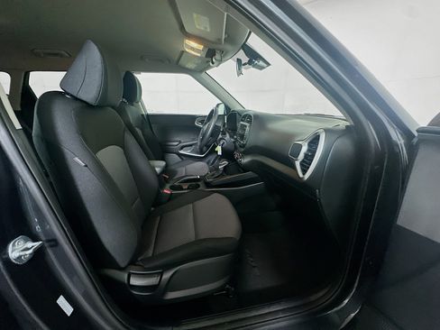 Used 2025 Kia Soul LX w/ LX Technology Package FWD image 29