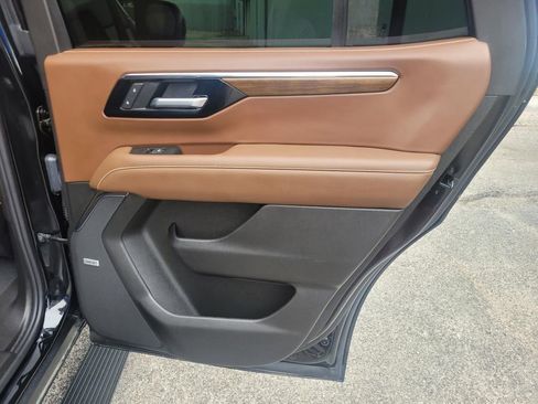 Used 2025 Chevrolet Tahoe High Country RWD image 11