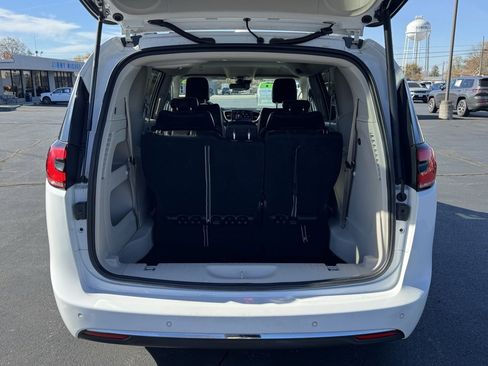 Used 2022 Chrysler Pacifica Touring-L image 26