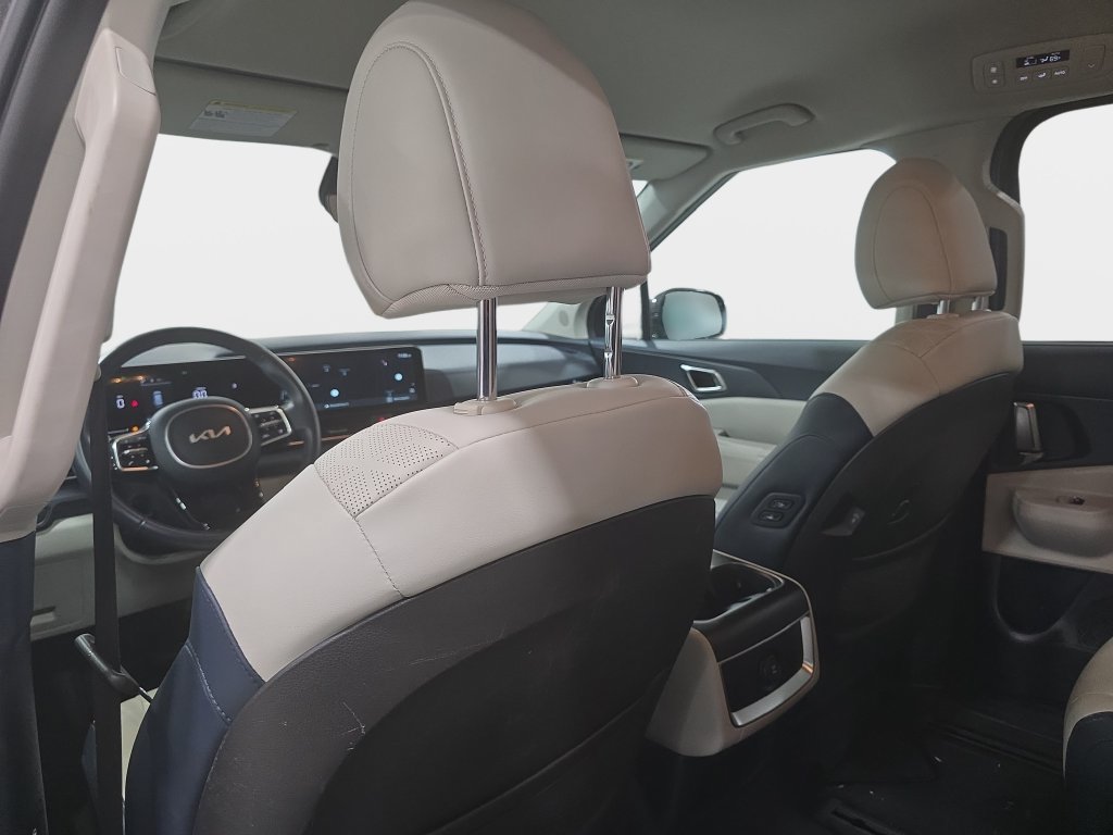 Used 2025 Kia Carnival EX FWD image 8