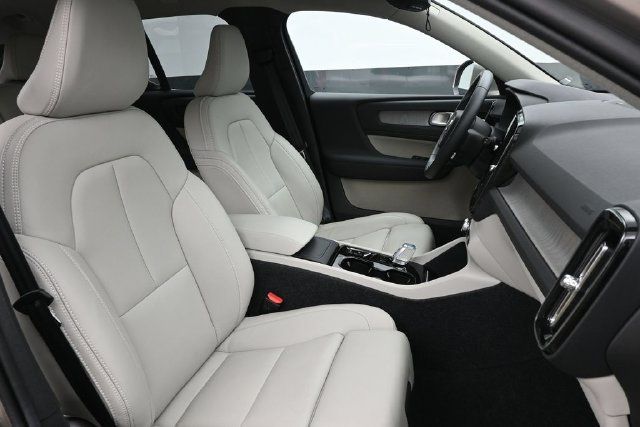Used 2024 Volvo XC40 B5 Ultimate AWD/4WD image 30