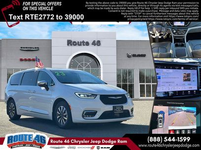 Used 2023 Chrysler Pacifica Limited w/ Uconnect Theater Family Group