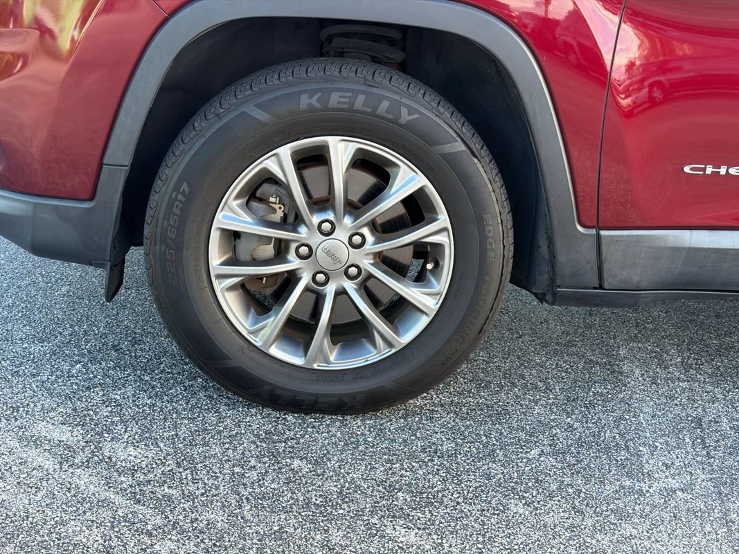 Used 2019 Jeep Cherokee Latitude Plus w/ Cold Weather Group AWD/4WD image 9