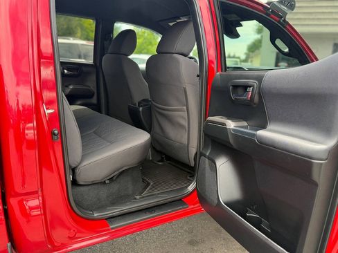 Used 2018 Toyota Tacoma TRD Off-Road w/ Technology Package AWD/4WD image 43