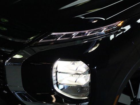 New 2025 Mitsubishi Outlander SE image 2