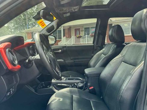 Used 2019 Toyota Tacoma TRD Off-Road AWD/4WD image 8