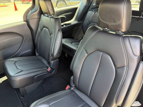 New 2026 Chrysler Pacifica Select FWD image 17