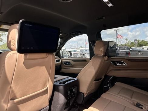 Used 2023 Chevrolet Suburban Premier w/ Advanced Technology Package AWD/4WD image 15