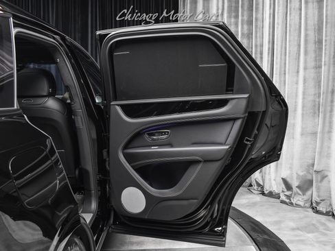 Used 2023 Bentley Bentayga Plug-In Hybrid image 38