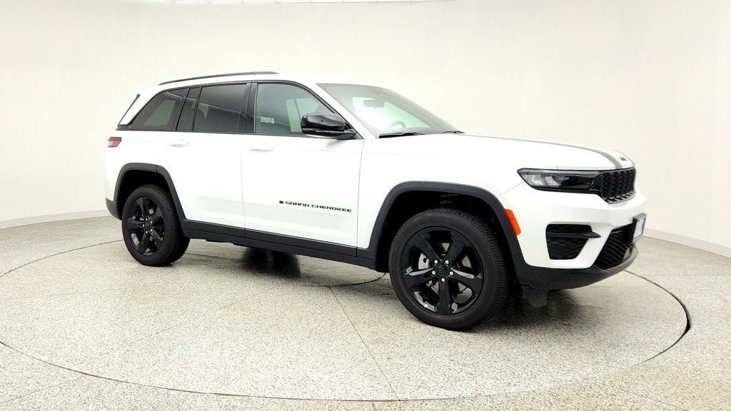 Used 2025 Jeep Grand Cherokee Altitude AWD/4WD image 3