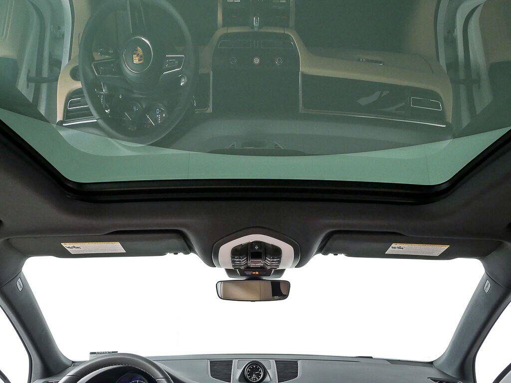 Certified 2026 Porsche Macan AWD/4WD image 18