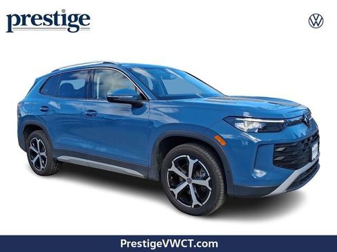 Used 2025 Volkswagen Tiguan SE w/ Panoramic Sunroof Package image 1