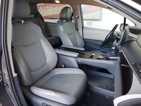 Used 2022 Toyota Sienna XLE w/ XLE Plus Package FWD image 13