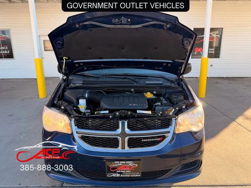 Used 2017 Dodge Grand Caravan SE w/ UConnect Hands-Free Group image 17