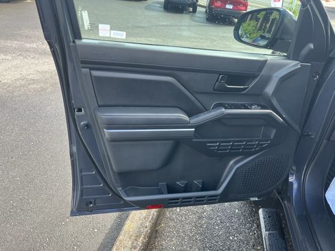 Certified 2025 Toyota Tacoma SR5 AWD/4WD image 15