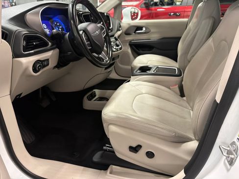 Used 2021 Chrysler Pacifica Touring-L FWD image 3