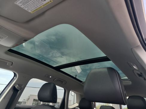 Used 2023 Volkswagen Taos SE w/ Panoramic Sunroof Package FWD image 17