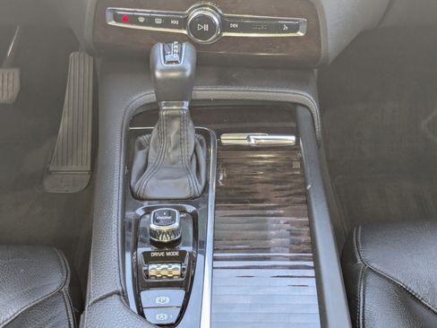 Used 2017 Volvo XC90 T6 Momentum w/ Vision Package image 25