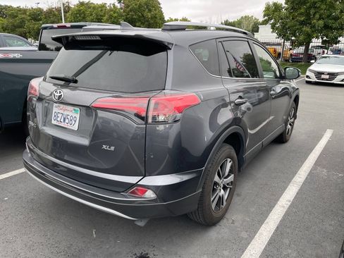 Used 2018 Toyota RAV4 XLE FWD image 2