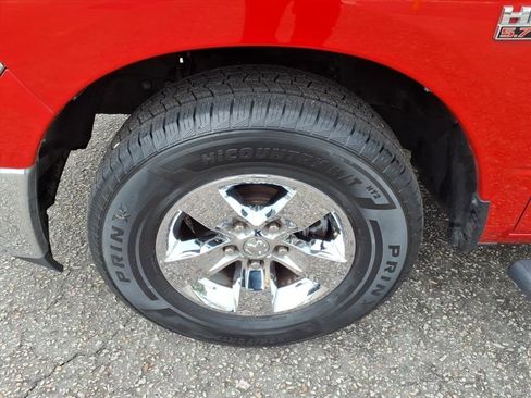 Used 2019 RAM 1500 Classic SLT w/ Luxury Group image 6