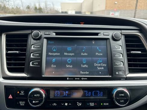 Used 2018 Toyota Highlander XLE image 29