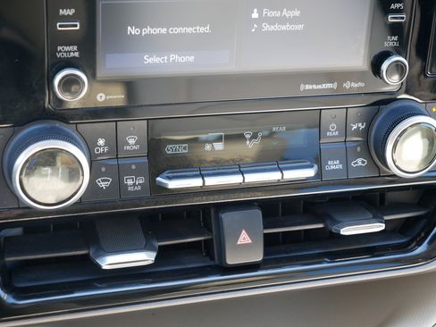 Used 2022 Toyota Highlander XLE image 23