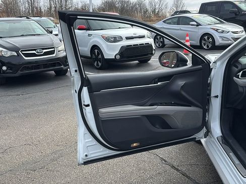 Used 2018 Toyota Camry XLE w/ Audio Package image 11