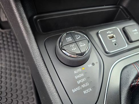 Used 2021 Jeep Cherokee Trailhawk w/ Technology Group image 20