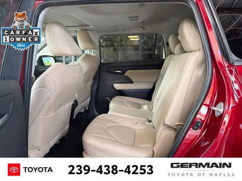 Used 2024 Toyota Highlander XLE FWD image 12