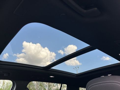 Used 2026 Chevrolet Traverse LT image 11