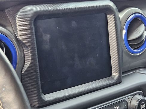 Used 2018 Jeep Wrangler Unlimited Sahara image 18