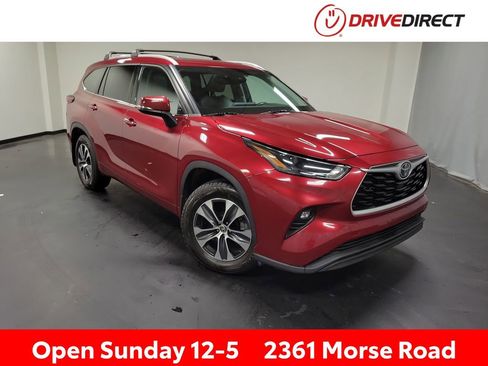 Used 2022 Toyota Highlander XLE AWD/4WD image 1