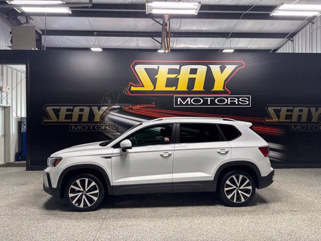 Used 2024 Volkswagen Taos SE FWD image 3