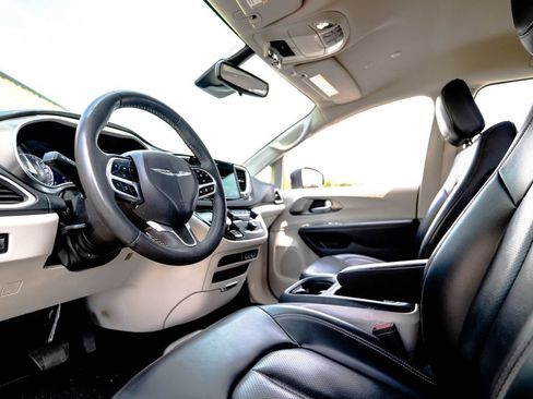 Used 2023 Chrysler Pacifica Touring-L FWD image 5