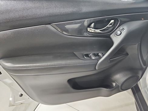 Used 2017 Nissan Rogue SV w/ SV Premium Package AWD/4WD image 11