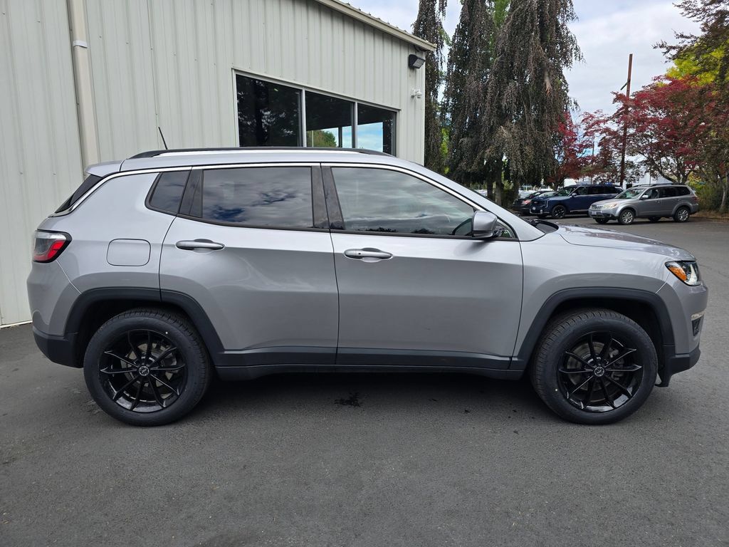 Used 2018 Jeep Compass Limited w/ Navigation Group FWD image 3
