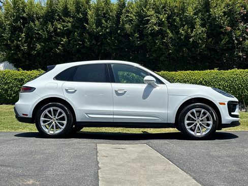 Certified 2025 Porsche Macan AWD/4WD image 9