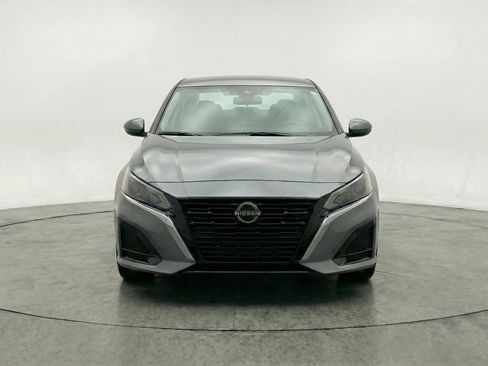 Used 2025 Nissan Altima 2.5 SV image 2