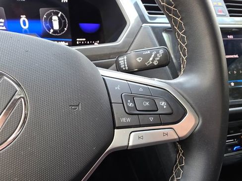 Used 2022 Volkswagen Tiguan SE w/ Panoramic Sunroof Package image 25