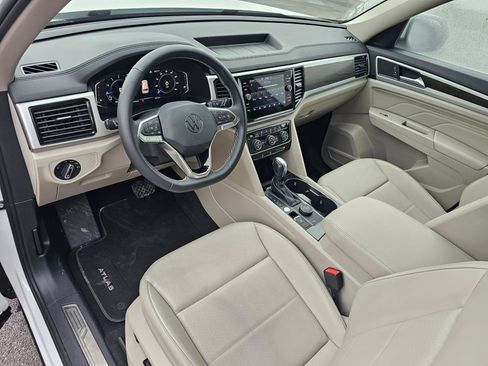 Used 2023 Volkswagen Atlas SE AWD/4WD image 2