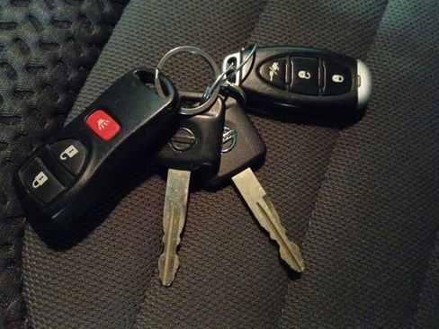 Used 2011 Nissan Frontier SV w/ SV Premium Utility Pkg image 9