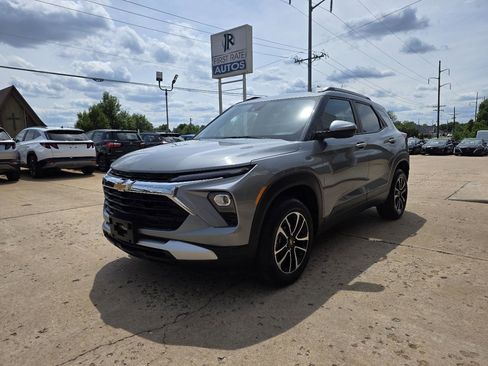 Used 2025 Chevrolet TrailBlazer LT AWD/4WD image 3
