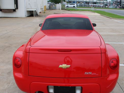 Used 2004 Chevrolet SSR w/ Preferred Equipment Group RWD image 5