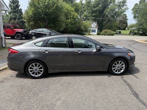 Used 2017 Ford Fusion SE w/ Fusion SE Technology Package FWD image 8