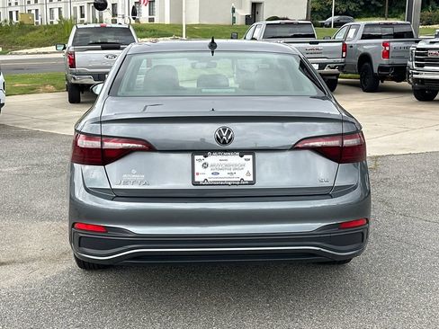 Used 2024 Volkswagen Jetta SE FWD image 6