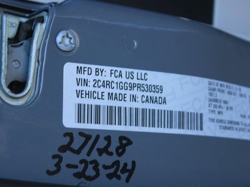 Used 2023 Chrysler Pacifica Limited image 18