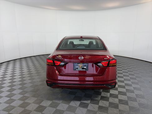 Used 2024 Nissan Altima 2.5 SV FWD image 9