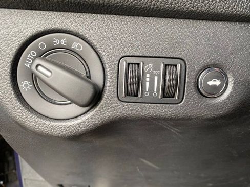 Used 2016 Dodge Challenger SXT image 15