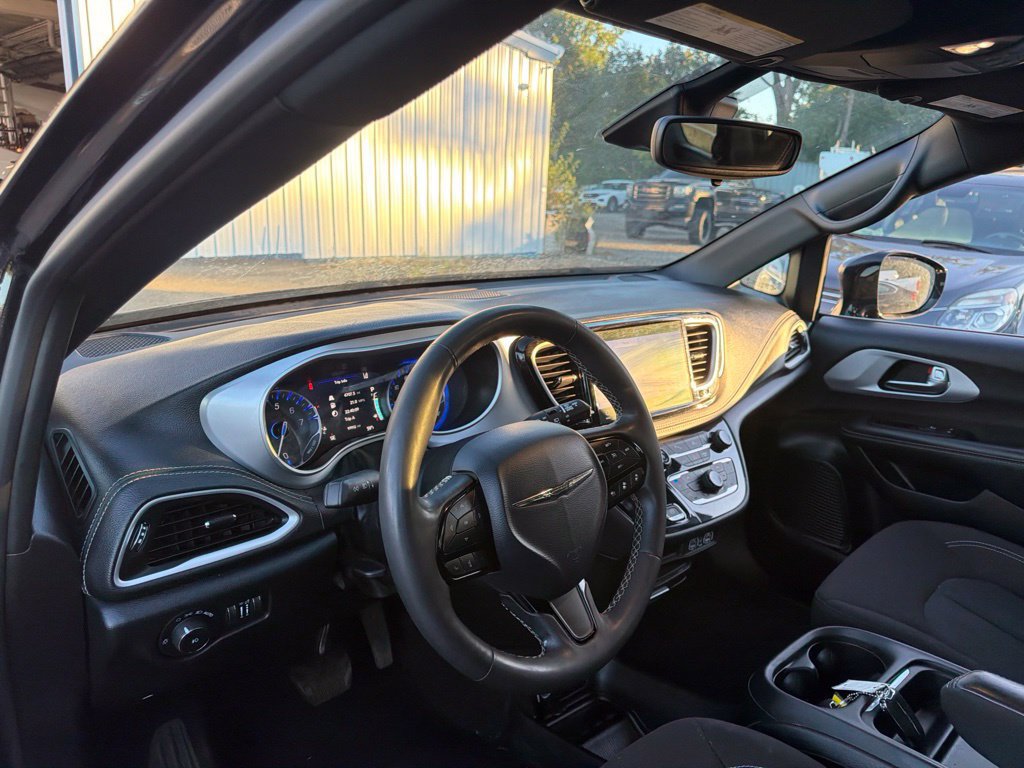 Used 2024 Chrysler Pacifica Touring FWD image 12