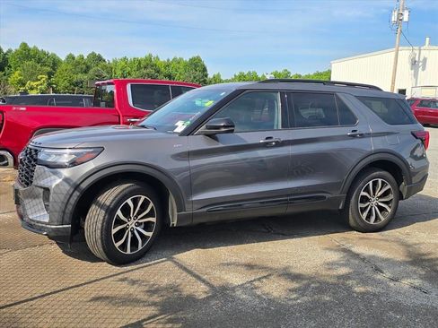 Used 2025 Ford Explorer ST-Line AWD/4WD image 2
